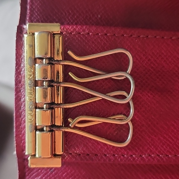 Louis Vuitton 4 key holder - Picture 6 of 13